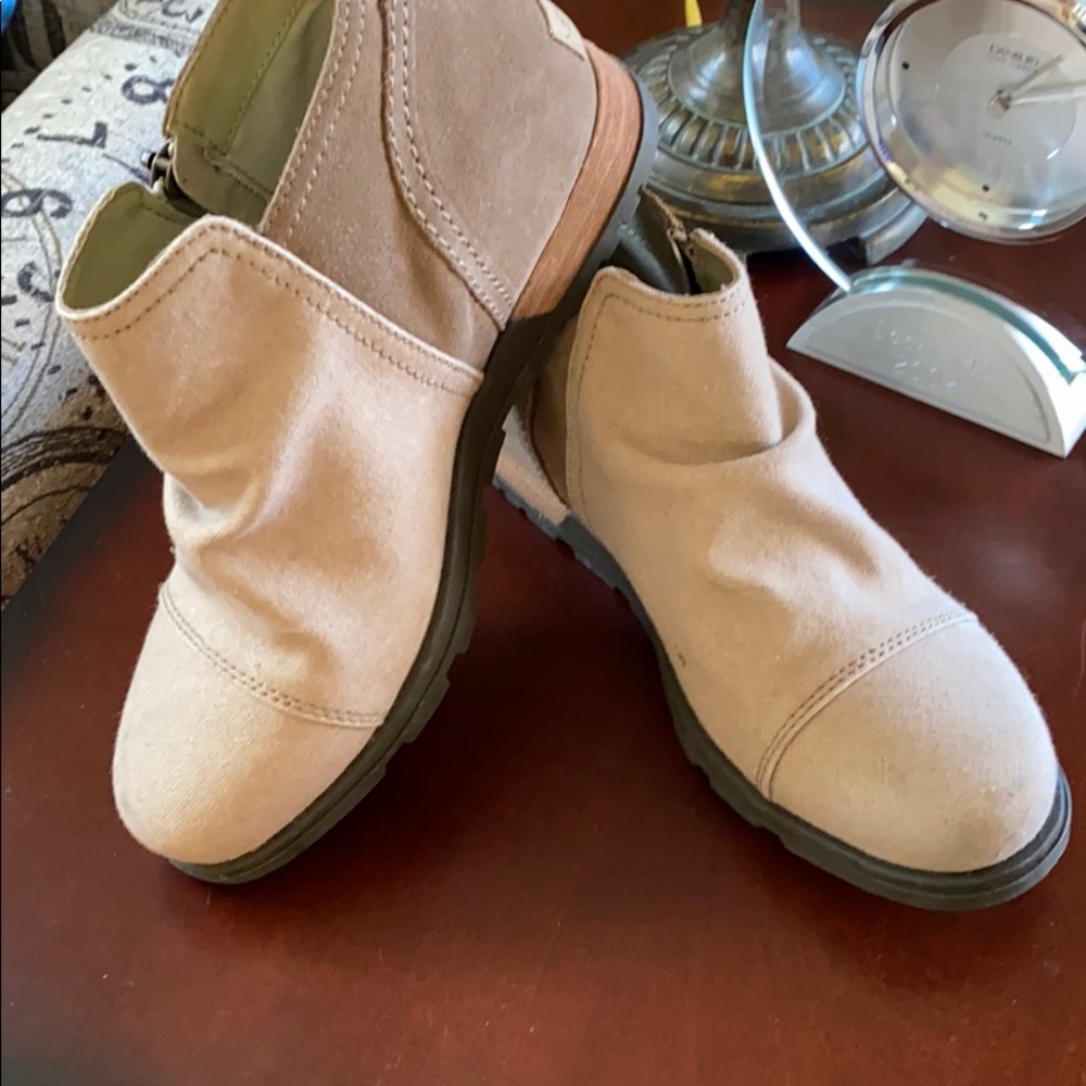 EUC Sorel khaki bootie, size 6.5